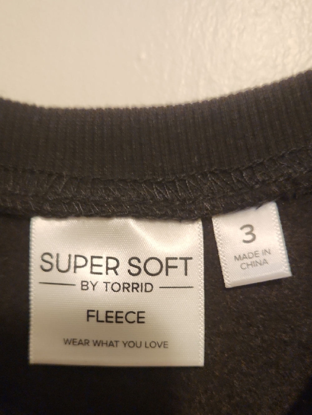 🔥Torrid BUTTERFLY ON BACK Black Fleece Pullover - Super Soft Label - Picture 2 of 5